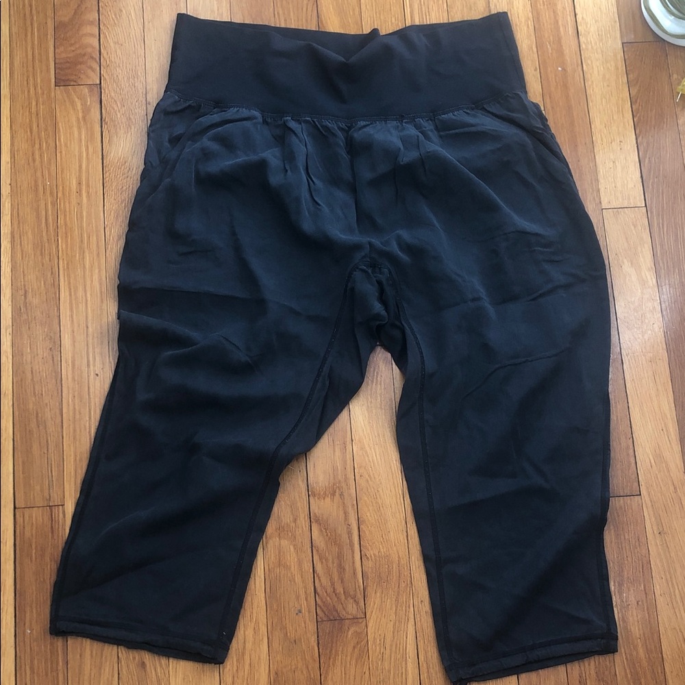 lululemon athletica great size 12 Black silk like crop fantastic